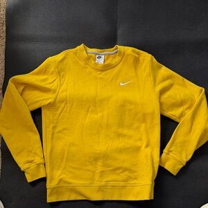 Nike yellow crewneck sweatshirt size men’s medium